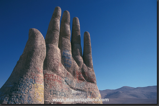 photo: la mano del desierto